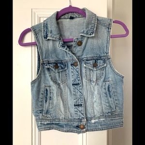 Denim light washed vest.